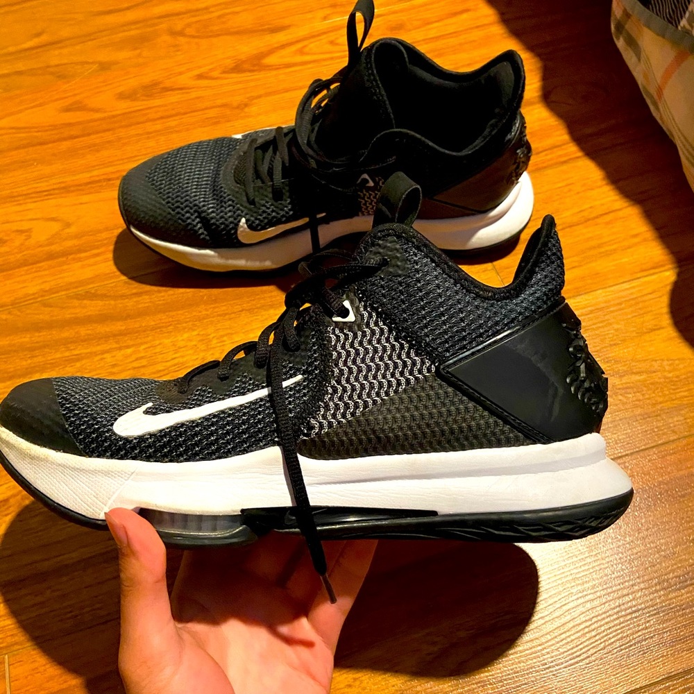 Nike LeBron witness 4